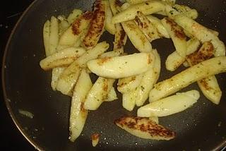 PATATAS SALTEADAS CON SALSA AL AJILLO