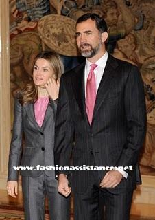 Los Príncipes de Asturias visitan la fábrica de Nestlé en Girona. El look de Dña. Letizia.