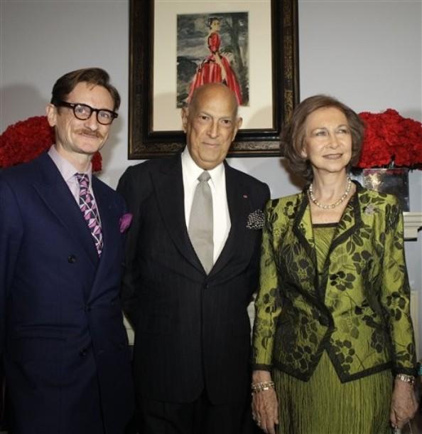 Curator Hamish Bowles, left, poses with Spanish desinger Oscar de la Renta, center, and Spain's Queen Sofia before the trio toured an exhibit of clothing designed by Spanish master Cristobal Balenciaga during a visit to the Queen Sofia Spanish Institute in New York, Wednesday, Nov. 17, 2010.