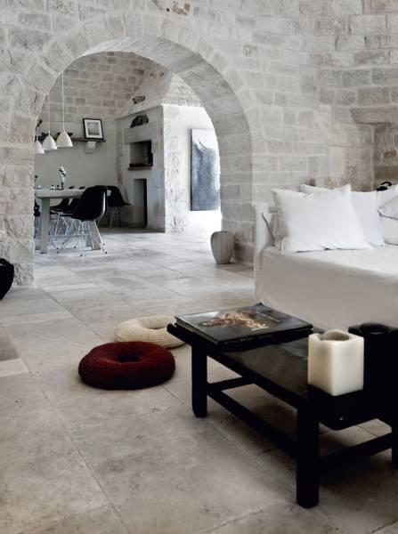 villas de lujo en italia sofa blanco sillas eames negro muebles rústicos modernos mesa de madera blanca comedor estilo escandinavo en italia diseño de interiores decoración de interiores cocina blanca castillo casas de verano animales disecados 