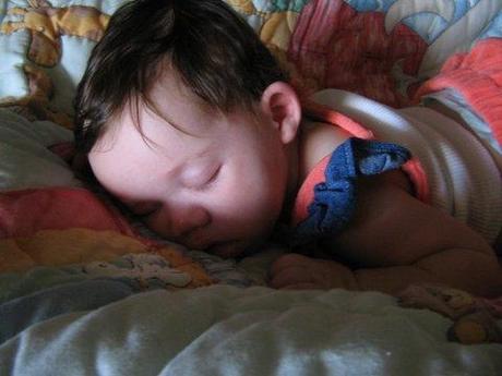 Los bebés que duermen con padres fumadores tienen altos niveles de nicotina en el organismo