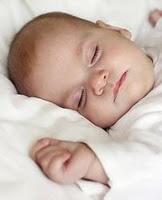 Bebés que duermen con padres fumadores tienen niveles más altos de nicotina