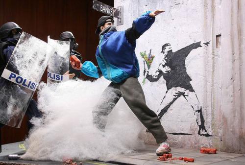 Godoftoy VS BANKSY
 
 Bansky dioramas