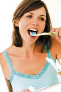 dientes.cepillarse La mujer se cepilla más los dientes que los hombres