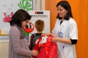 En el Hospital de San Joan diseñan una mochila para evitar problemas de espalda en niños