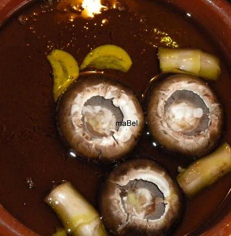 Portobello confitado relleno con huevo frito, jamon y pan cristal artesano Portobello confitado relleno con huevo frito, jamon y pan cristal artesano