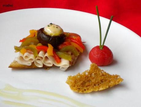 Portobello confitado relleno con huevo frito, jamon y pan cristal artesano Portobello confitado relleno con huevo frito, jamon y pan cristal artesano