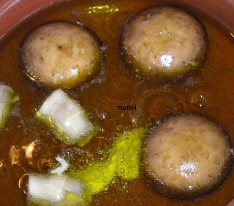 Portobello confitado relleno con huevo frito, jamon y pan  cristal artesano