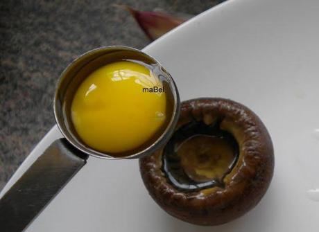 Portobello confitado relleno con huevo frito, jamon y pan cristal artesano Portobello confitado relleno con huevo frito, jamon y pan cristal artesano