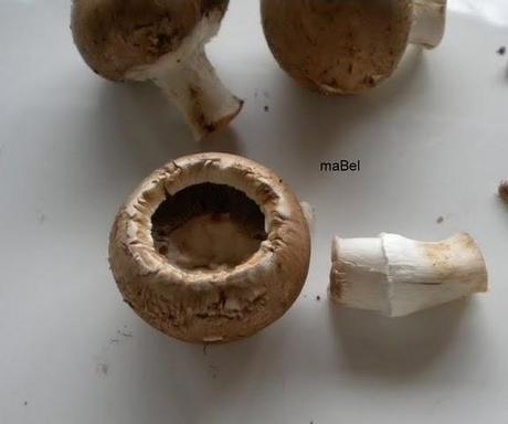 Portobello confitado relleno con huevo frito, jamon y pan cristal artesano Portobello confitado relleno con huevo frito, jamon y pan cristal artesano