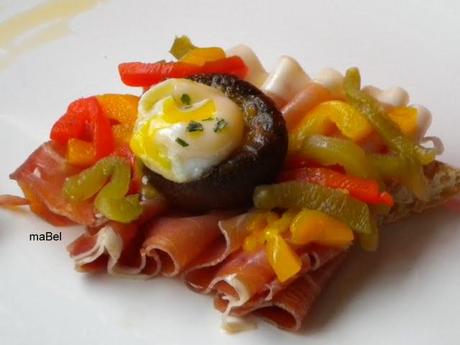 Portobello confitado relleno con huevo frito, jamon y pan cristal artesano Portobello confitado relleno con huevo frito, jamon y pan cristal artesano