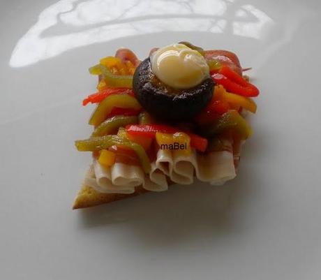 Portobello confitado relleno con huevo frito, jamon y pan cristal artesano Portobello confitado relleno con huevo frito, jamon y pan cristal artesano