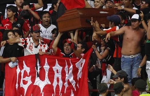 Se llevan a su amigo muerto en el ataúd a ver por última vez un partido de fútbol