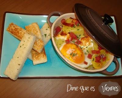 Cocotte de huevos con patatas y virutas de jamón