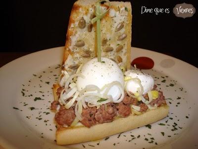 “Refugiados en la Cueva”. Sándwich de carne picada con huevo duro y queso de cabra en cama de ali-oli.