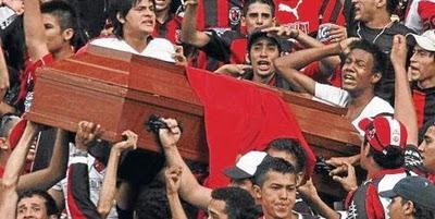 Llevan  un ataúd con cadáver al estadio