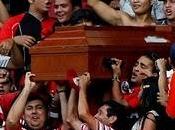 increíble, meten estadio ataúd todo cadáver.