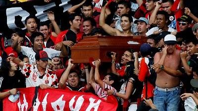 ES INCREÍBLE, METEN A UN ESTADIO UN ATAÚD CON TODO Y CADÁVER.