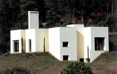 1994-2002. House in Serra da Arrábida, Portugal. Exterior view by Luis Ferreira Alves. www.pritzkerprize.com