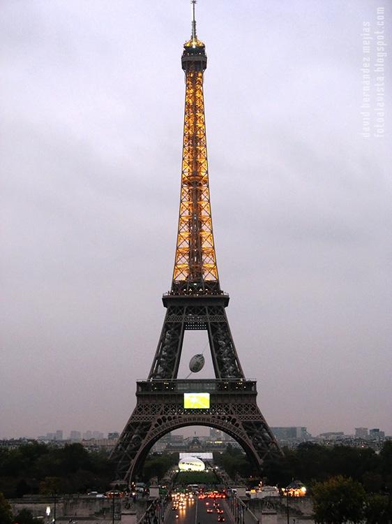 La Torre Eiffel fotografíada iluminada en un atardecer lluvioso. París (Francia)