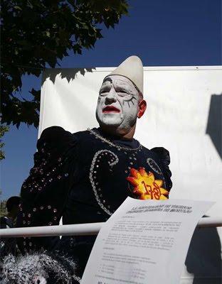 El humorista Bassi se enfrenta a una querella interpuesta por una asociación ultra conservadora.