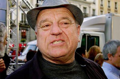 El humorista Bassi se enfrenta a una querella interpuesta por una asociación ultra conservadora.