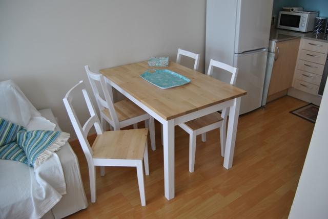 La mesa de patas blancas y sobre de madera de Romina