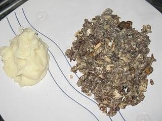 Revuelto de morcilla y piñones