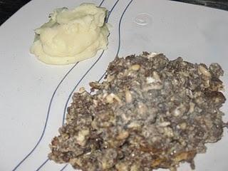 Revuelto de morcilla y piñones