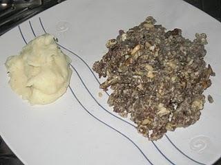 Revuelto de morcilla y piñones