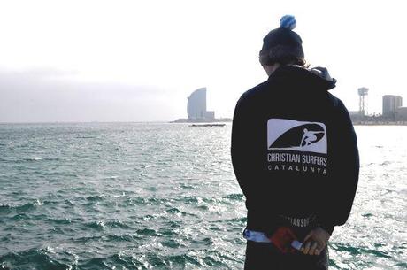 Christian Surfers limpia la playa de la Barceloneta