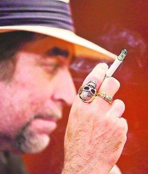 El cigarro más caro de Joaquín Sabina