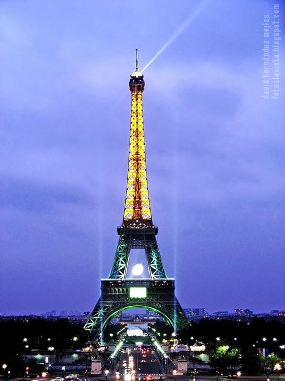 La Torre Eiffel fotografíada iluminada al anochecer lluvioso. París (Francia)