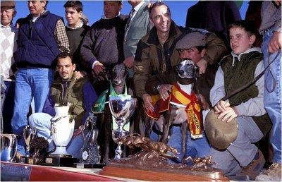 LOS CARTUCHOS DE LA ESTULTICIA APUNTAN HACIA EL ESCRITOR ANIMALISTA