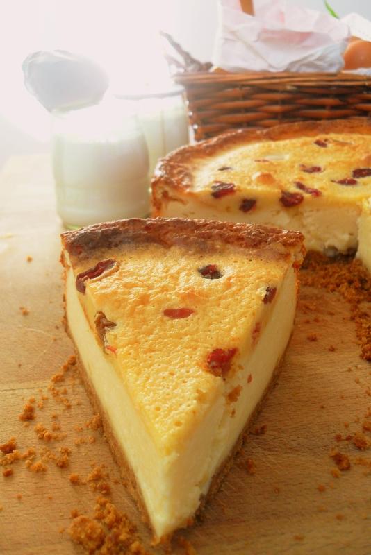 Tarta de queso con yoghourt, crema de almendras y pasas