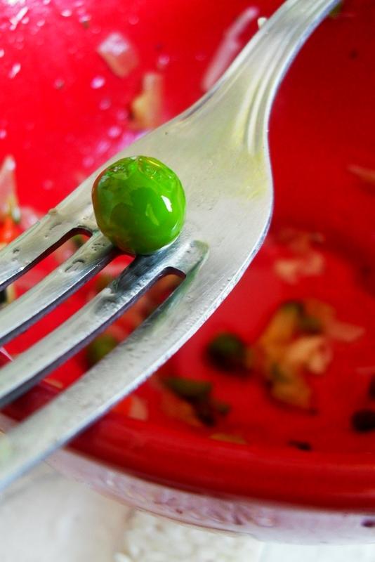 Tallarines con guisantes y tortilla