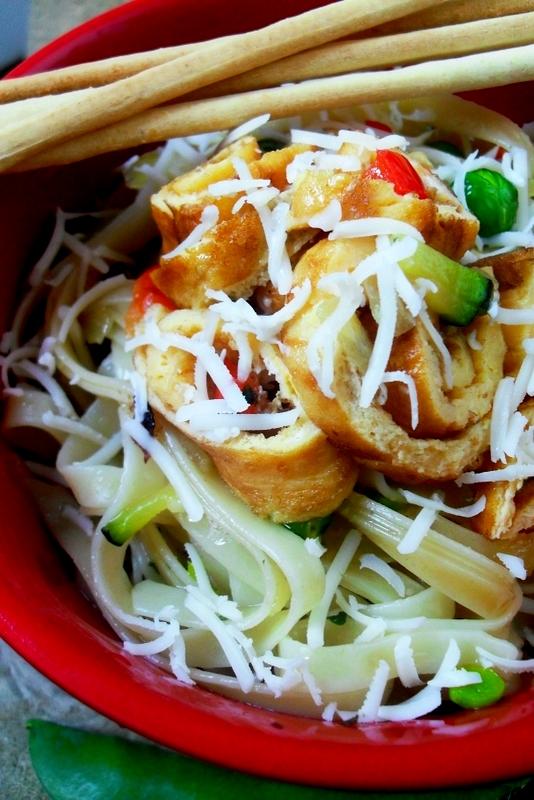 Tallarines con guisantes y tortilla