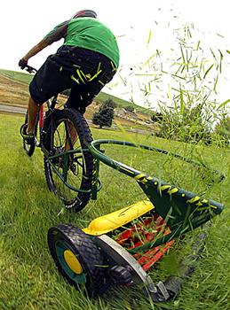Jardines divertidos. La bici cortacésped