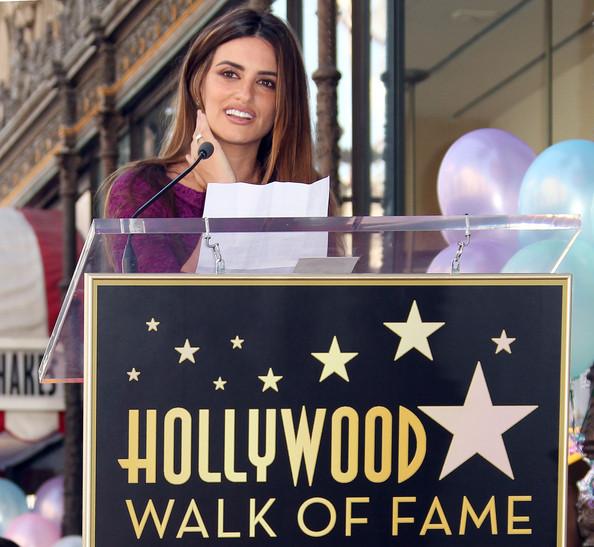 PENÉLOPE CRUZ PROMOCIONA PIRATAS DEL CARIBE Y RECIBE SU ESTRELLA EN EL PASEO DE LA FAMA DE HOLLYWOOD