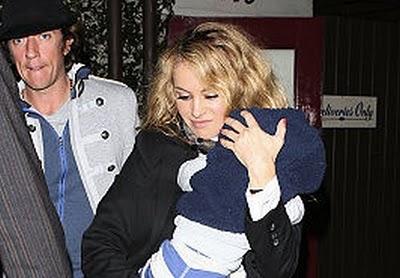 Chica Dorada  feliz  junto a sus dos amores