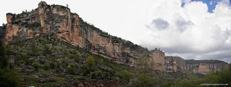 Parque Natural del Alto Tajo. Peralejos de las truchas, divisa los buitres sobrevolando los acantilados Parque Natural del Alto Tajo. Peralejos de las truchas, divisa los buitres sobrevolando los acantilados