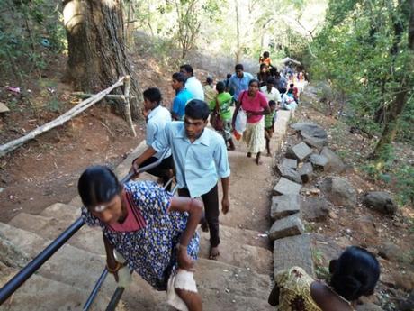 Los peregrinos Kathirgama Kandan escalan Katiraimalai