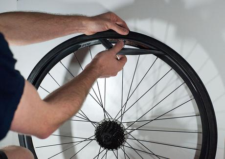 Cambiar cámara ruedas de bicicleta. Seis pasos sencillos para realizarlo