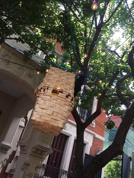 Hasta para poner las farolas de la terraza son creativos, dos cestas y una bombilla dentro. El efecto era muy original. Pop Up Saberes y Sabores segunda edición