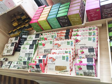 Aquí tenemos las especias, los arroces y las infusiones de Ultramarinos Serrín. Pop Up Saberes y Sabores segunda edición