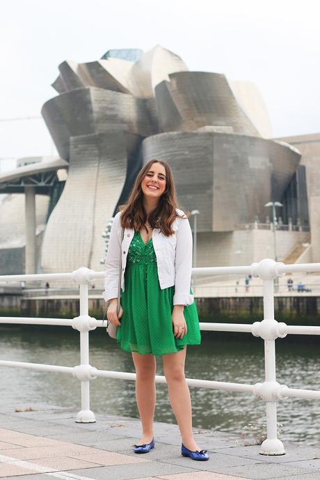 Outfit de primavera: Vestido verde y cazadora blanca