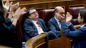 Esta España nuestra: la moción de censura socialista elimina el gobierno del PP y Rajoy.- Esaú se ha vendido varias veces por un plato de lentejas