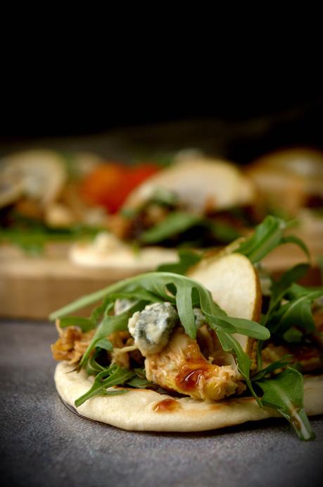 Mini tostas de pan naan con pollo y dátiles, el aperitivo perfecto Mini tostas de pan naan con pollo y dátiles, el aperitivo perfecto
