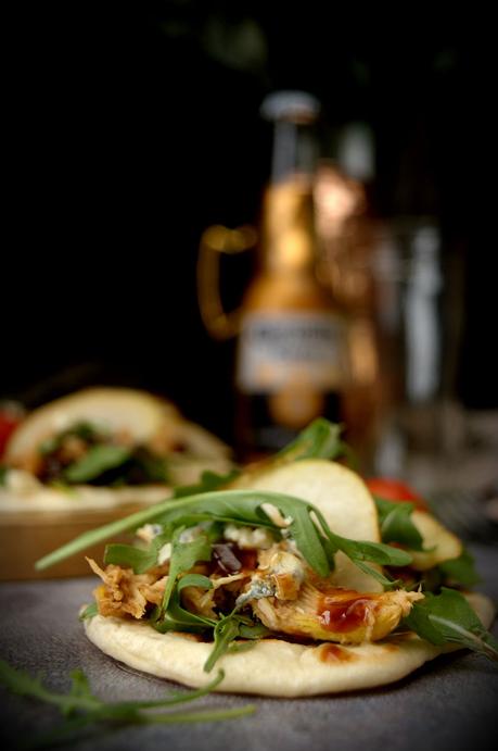 Mini tostas de pan naan con pollo y dátiles, el aperitivo perfecto Mini tostas de pan naan con pollo y dátiles, el aperitivo perfecto