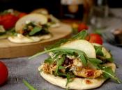 Mini tostas naan pollo dátiles, aperitivo perfecto